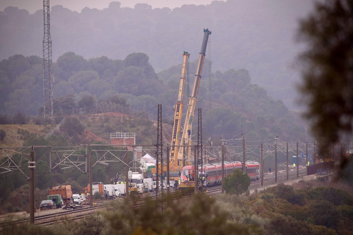 Grúas trabajando en el tren Iryo siniestrado.