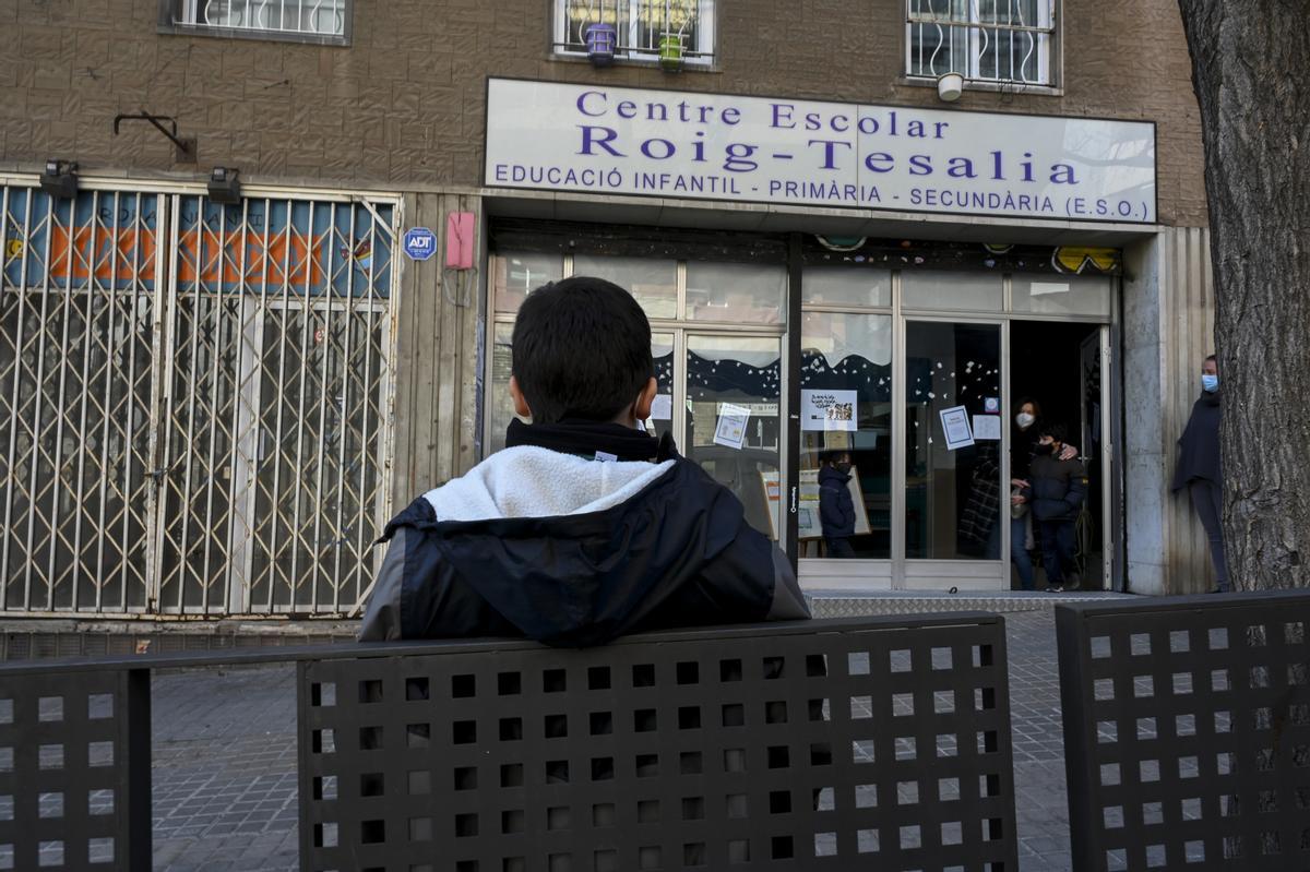 El tancament d’una escola a Barcelona posa contra les cordes un nen autista