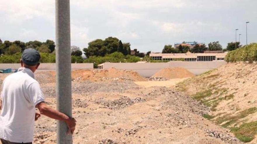 Imagen de los terrenos en los que se emplazaría la iniciativa con el cementerio al fondo.