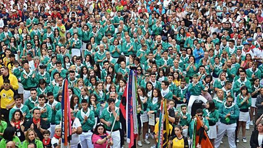 Los peñistas acudieron a la plaza mayor sin charangas como señal de respeto a Santiago Domínguez.