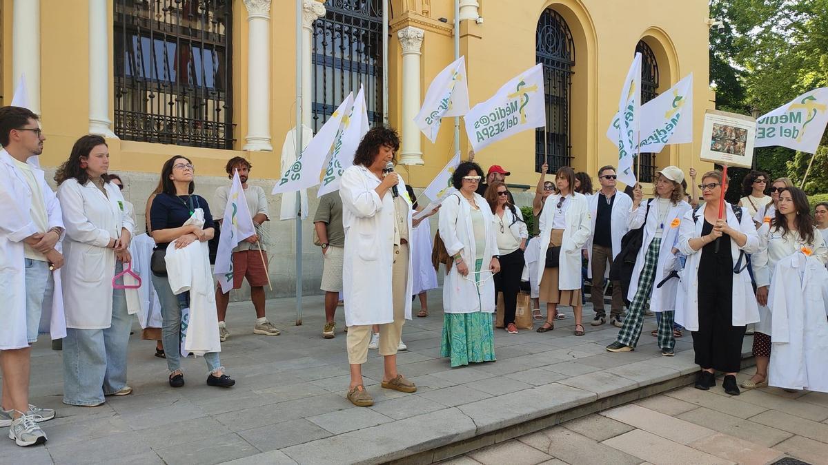 Manifestación de médicos ante Presidencia del Principado, el pasado 25 de mayo.