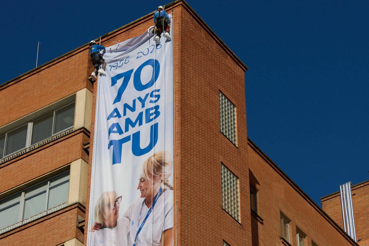 Desplegament de la lona commemorativa 70è aniversari Hospital Trueta