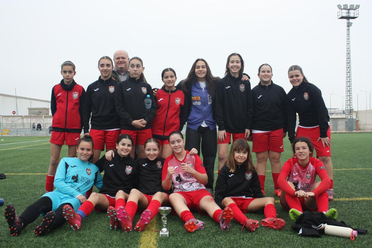 El Ciutat de Xàtiva CFB con el trofeo de campeonas de la modalidad infantil, junto a Angy Sanchis Micó.