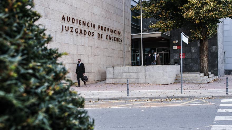 Un juzgado de Cáceres considera accidente laboral la caída de una empleada mientras teletrabajaba