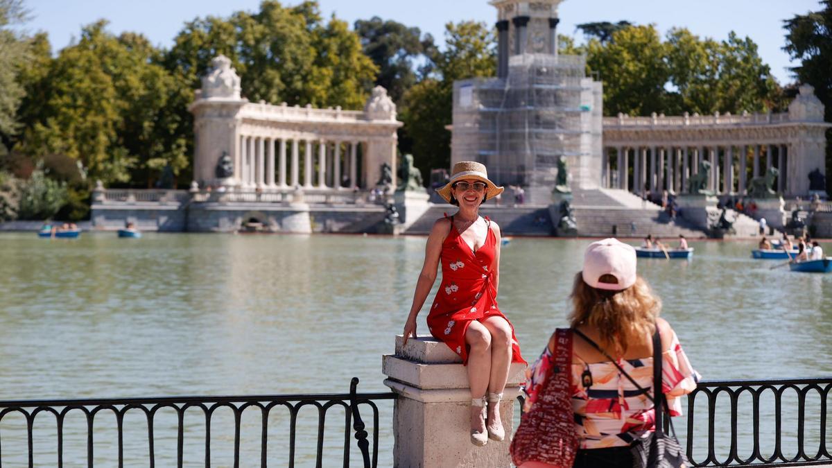 Turistas en el Parque del Retiro de Madrid