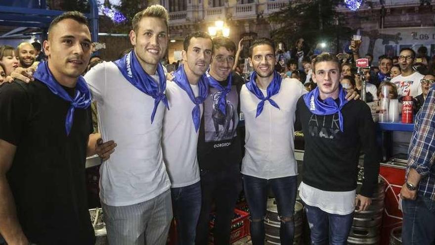 La plantilla azul visita el chiringuito de la peñas oviedistas