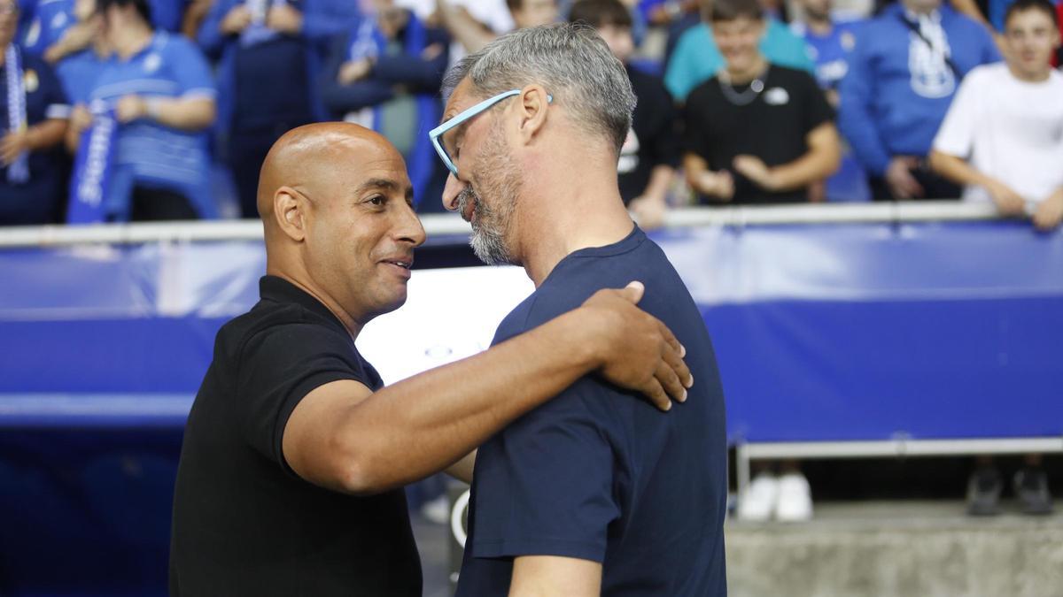 Nafti y Bolo se saludan antes del partido.