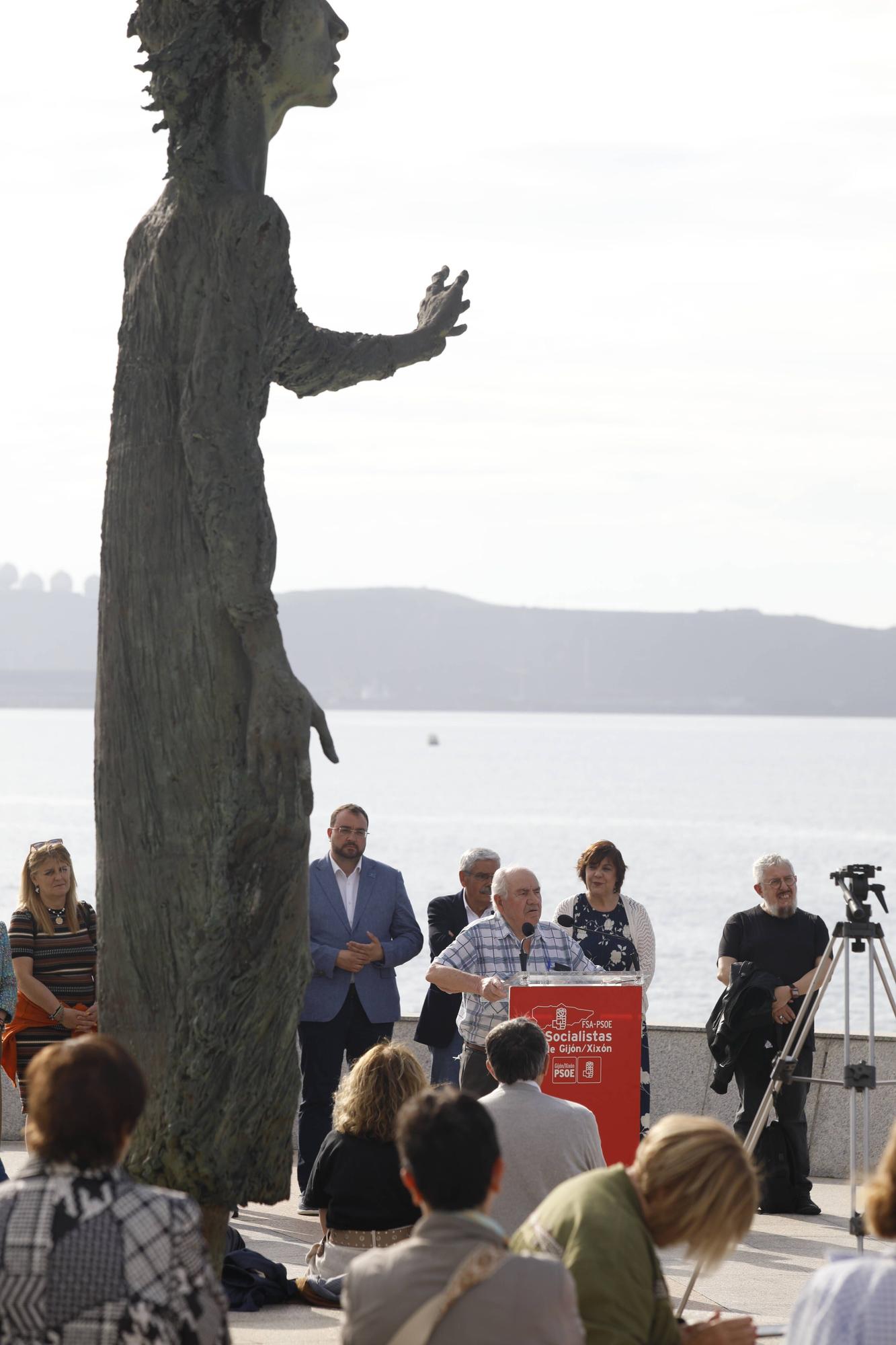 EN IMÁGENES:  Así fue el homenaje a los exiliados por la Guerra Civil y la posterior represión franquista organizado por los socialistas de Gijón junto a la estatua de "La Madre del Emigrante"