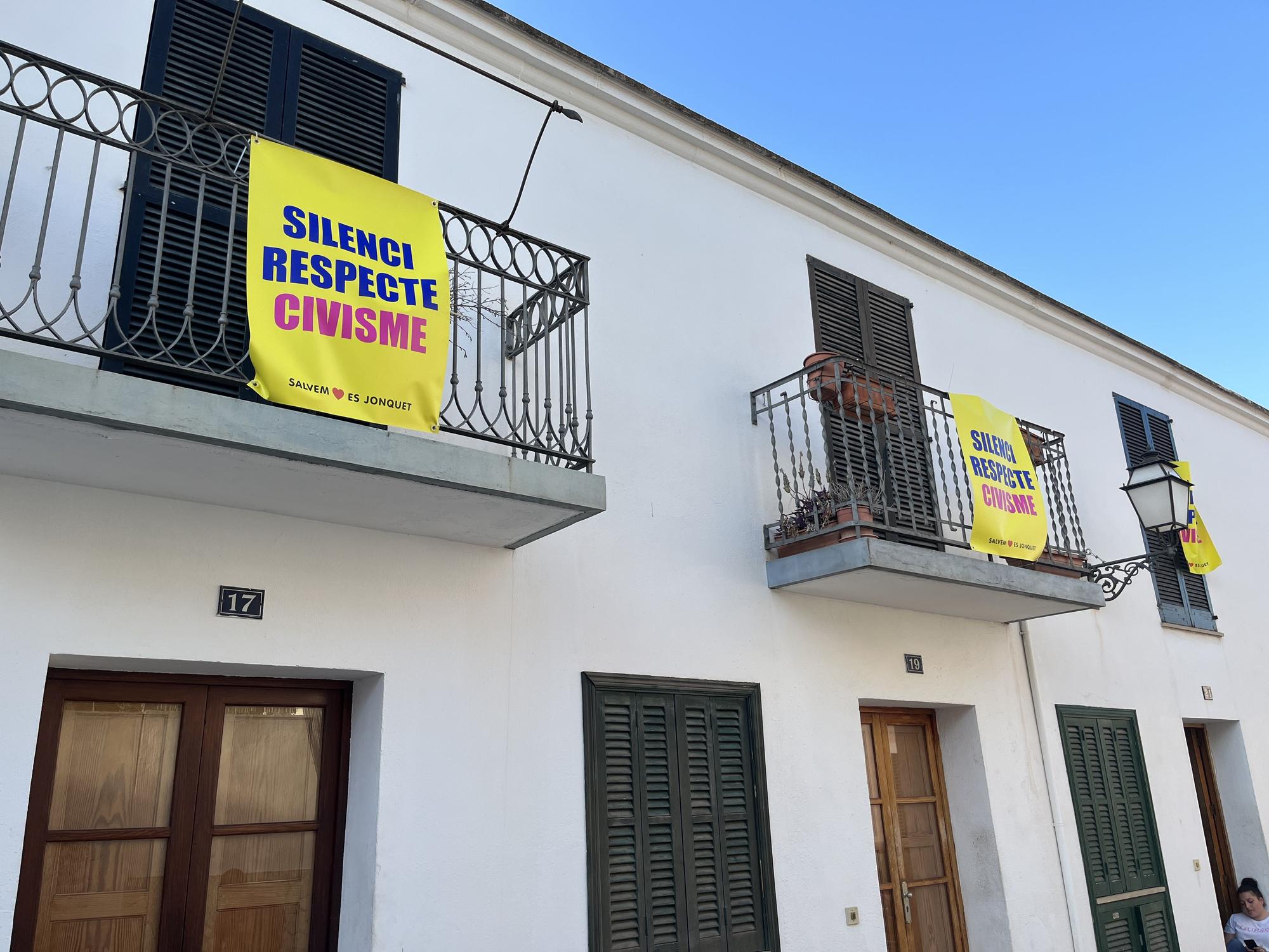 Los barrios de Santa Catalina y es Jonquet se llenan de carteles contra el incivismo