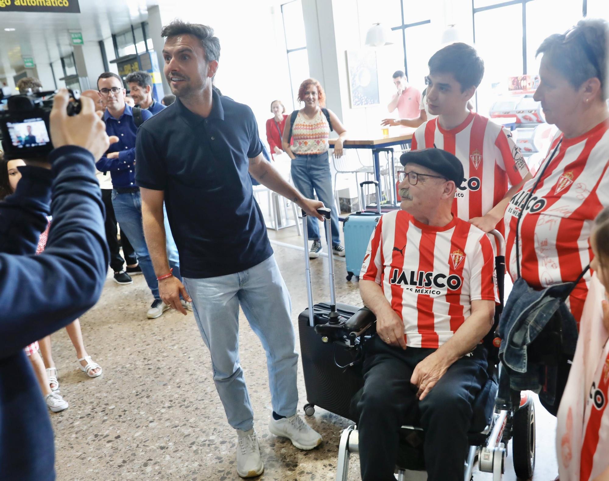 Así fue la llegada del nuevo entrenador del Sporting al aeropuerto de Asturias