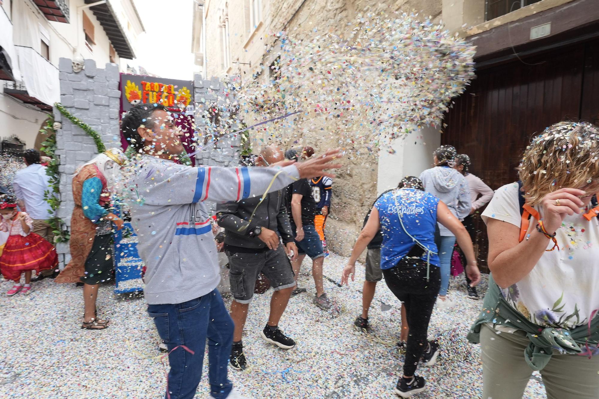 Búscate en el desfile de carrozas y disfraces de l'Anunci de Morella