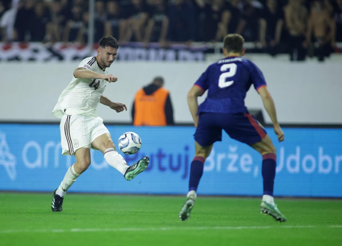 Laporte intenta iniciar una jugada desde atrás en el Croacia-España