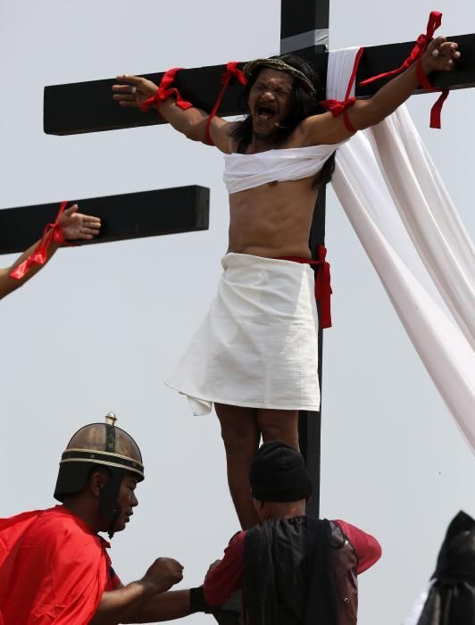 Un ciudadano filipino se  crucificó hoy por trigésimo año consecutivo en la localidad de San Pedro  Cutud, al norte de Manila, para revivir la Pasión de Cristo tal y como  aparece en la tradición cristiana.