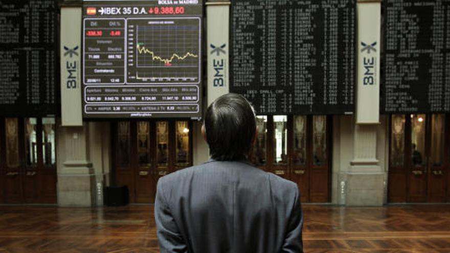 Un hombre en la bolsa madrileña.