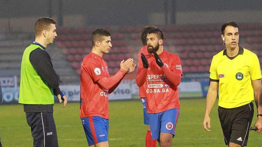 Pablo Corzo y Iago Blanco saludan a los aficionados al término del partido contra el Arzúa. // Iñaki Osorio