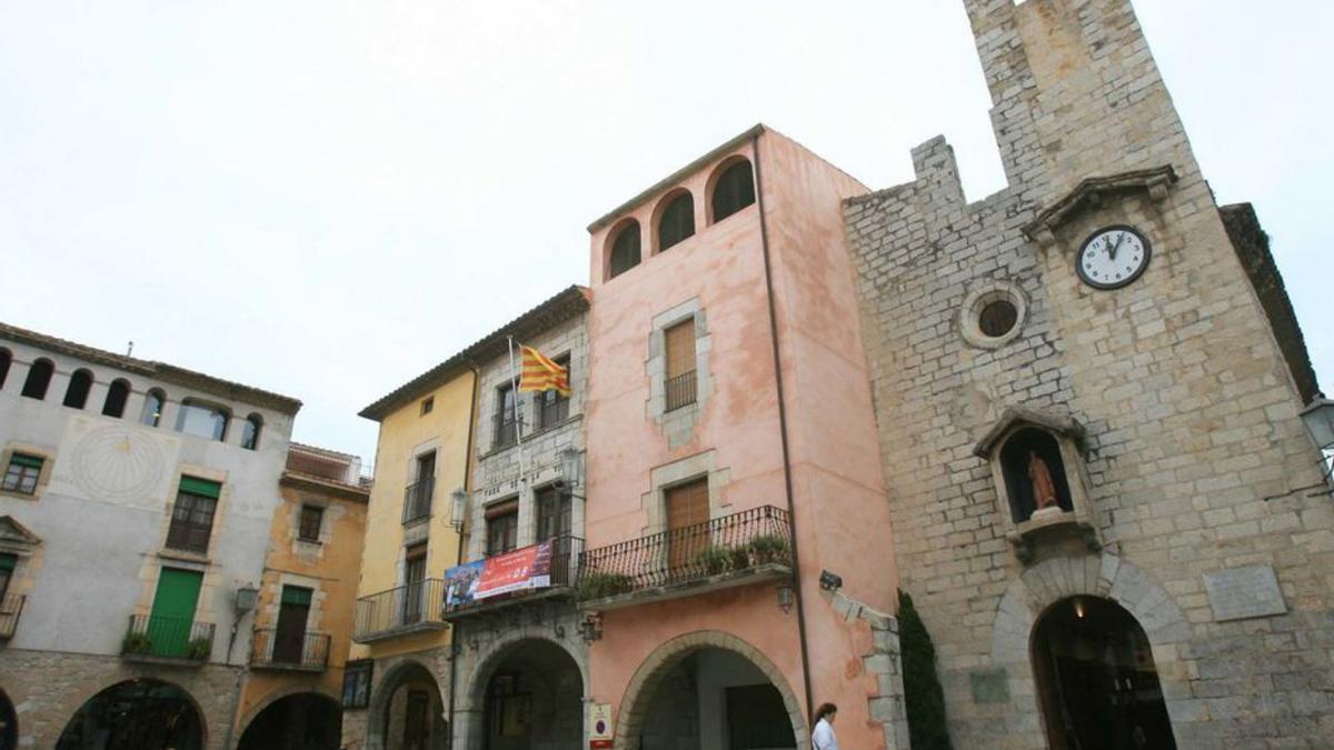La façana de l’Ajuntament de Torroella de Montgrí. | ANIOL RESCLOSA
