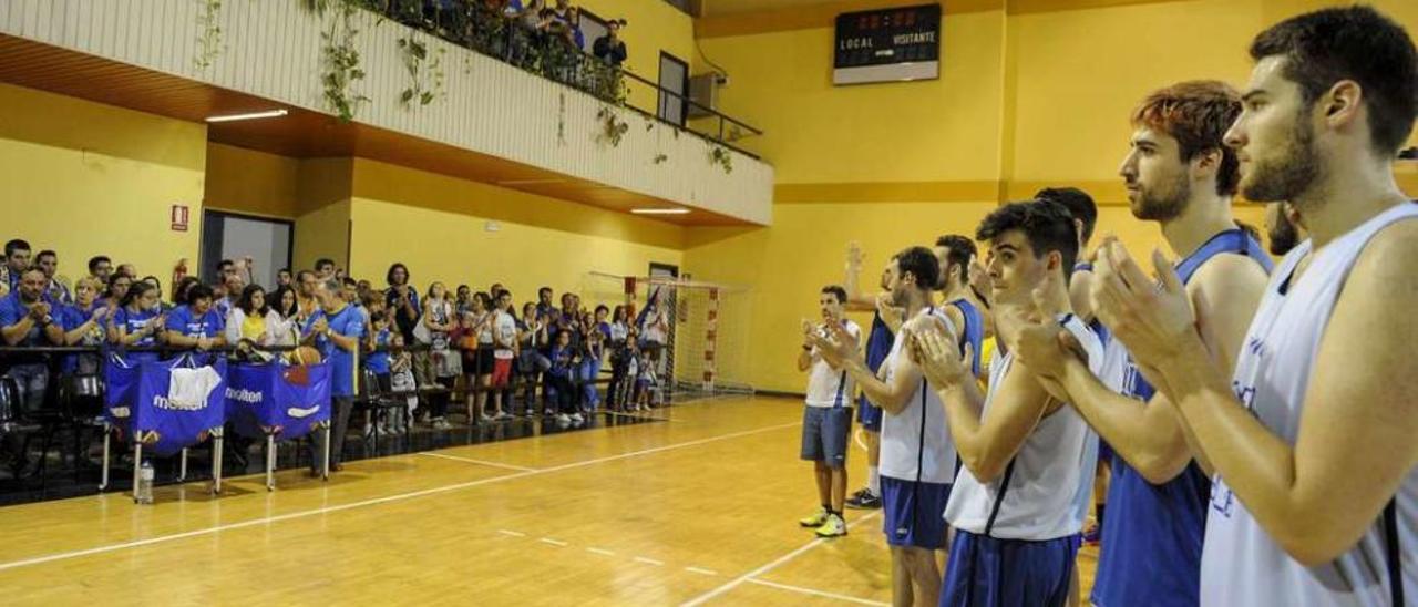 Las peñas cobistas se volvieron a movilizar ayer por la tarde en el Pazo Paco Paz para apoyar al club, cuerpo técnico y jugadores. // Brais Lorenzo