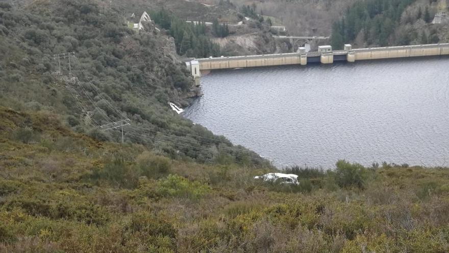 El vehículo se detuvo a 20 metros del embalse, tras rodar 50 metros por el terraplén. // FdV