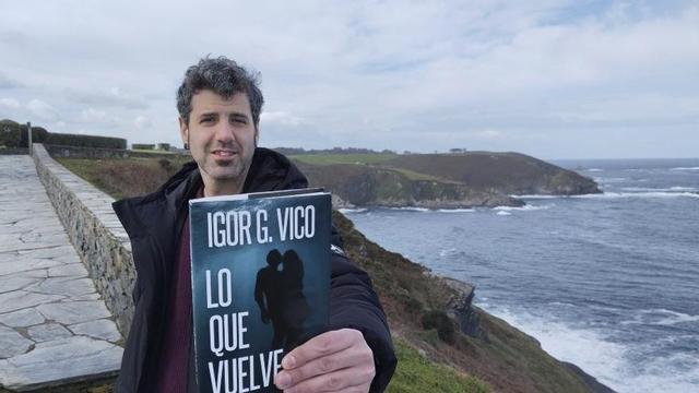 El autor vizcaíno mostrando su nuevo libro.