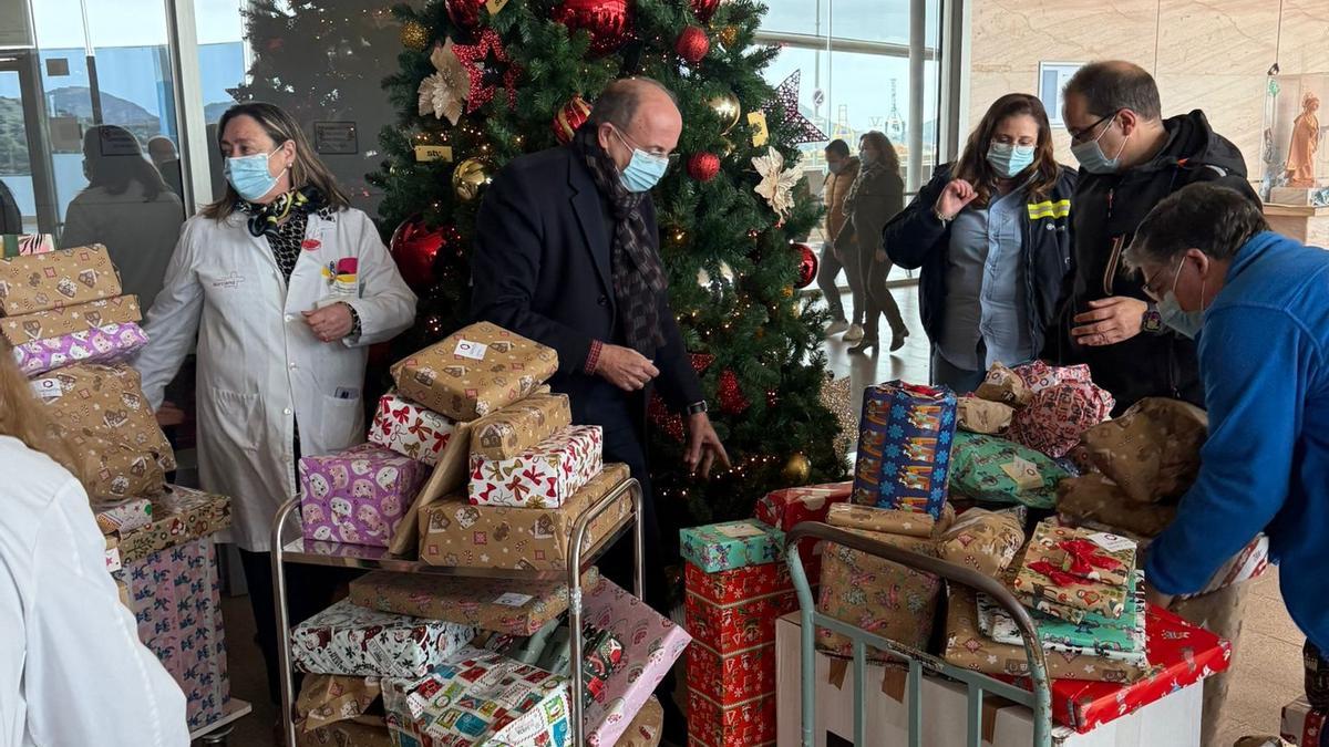 Tomás Martínez Pagán, vicepresidente Fremm por Cartagena, entregando los regalos a Pediatría del hospital Santa Lucía