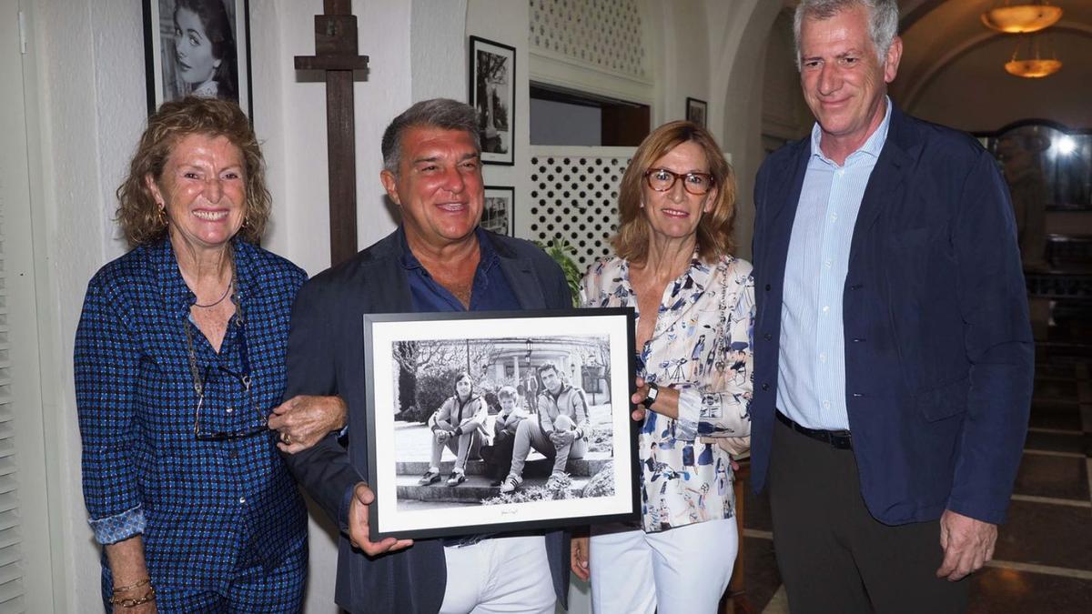 Joan Laporta sosté la fotografia de Cruyff i Sadurní que es va penjar ahir a l’Hostal de La Gavina.  | PERE DURAN