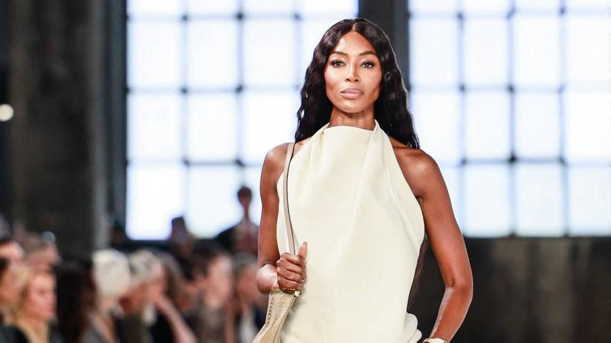 Naomi Campbell desfilando en la Fashion Week de Milán