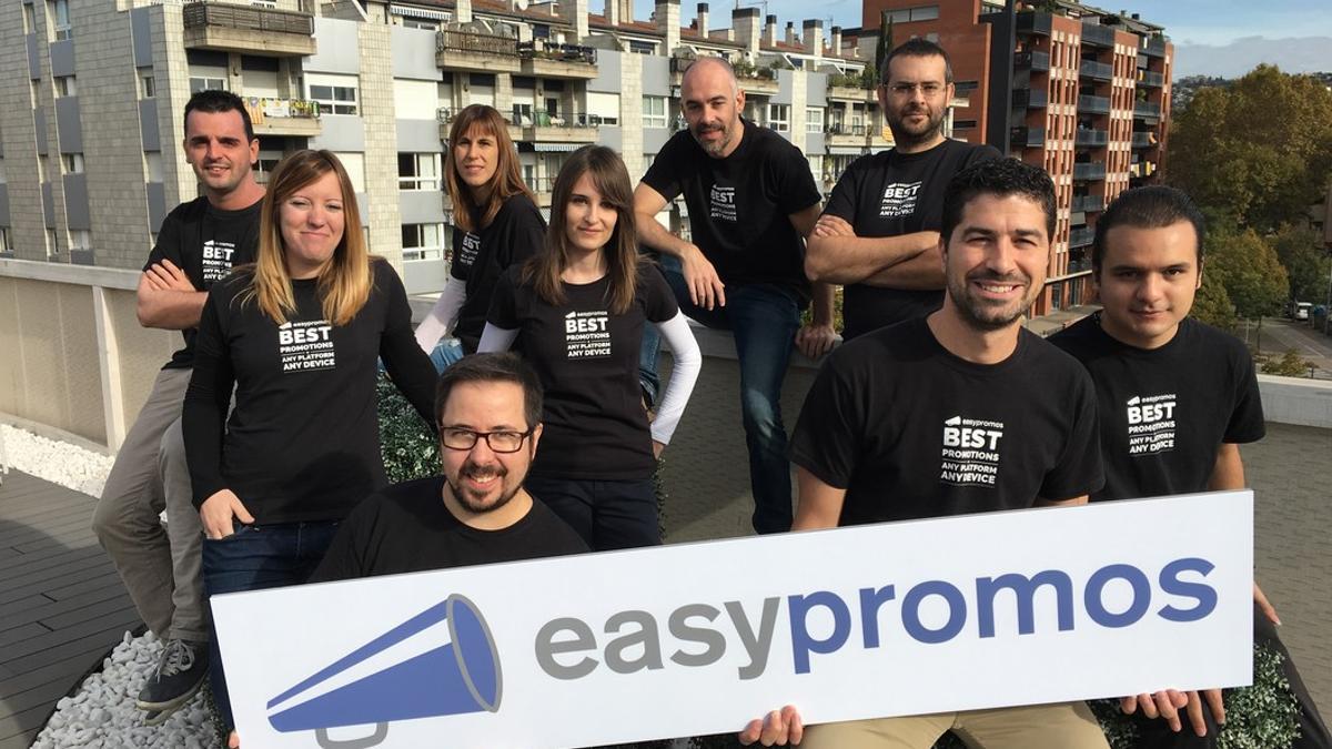 Carles Bonfill, segundo por la derecha, con parte del equipo de Easypromos.