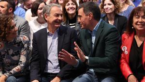 Pedro Sánchez y José Luis Rodríguez Zapatero durante el arranque del acto del PSOE este domingo en Madrid.