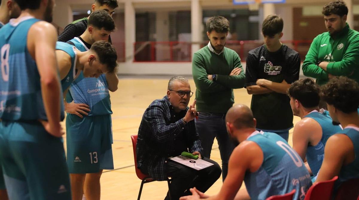 Rafa Gomáriz da instrucciones en un tiempo muerto.