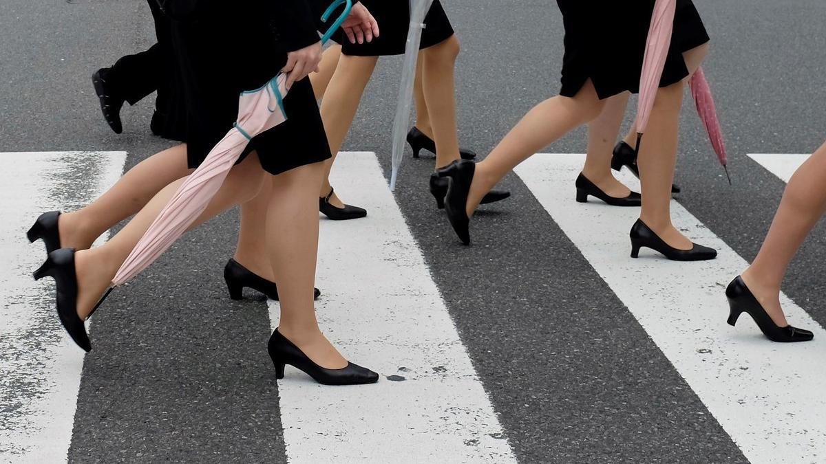 Un grupo de mujeres se dirigen a sus trabajos en Tokio.