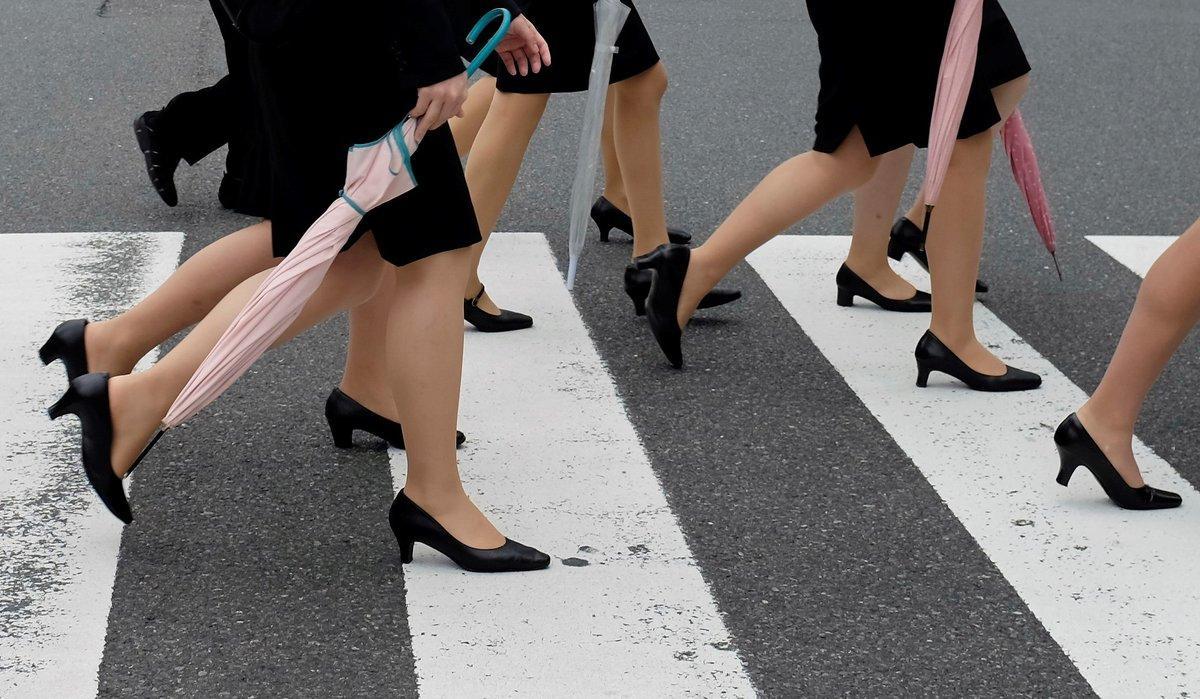 FRA06. TOKIO (JAPÓN), 14/03/2019.- Foto de archivo de varias jóvenes niponas con trajes oscuros típicos de los nuevos trabajadores cruzan un paso de cebra en Tokio (Japón) el 1 de octubre de 2013. Una japonesa ha lanzado una campaña en internet para poner fin a la costumbre de que las mujeres lleven zapatos de tacón al trabajo, una iniciativa inspirada en el #MeToo y que ha recabado decenas de miles de apoyos en Japón. EFE/ Franck Robichon