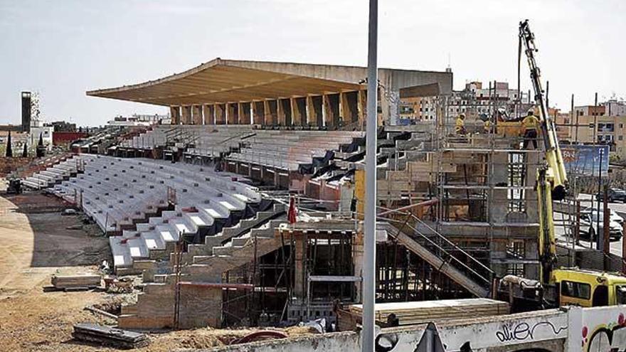 Aspecto que presentaba ayer la tribuna cubierta del Estadio Balear, muy avanzada a falta de completar las esquinas, donde su ubicarán las torres de iluminación.