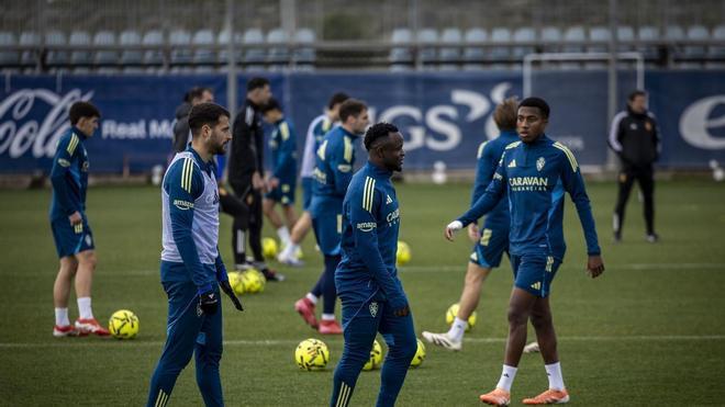 Insua, Dani Gómez y Cumic ya se entrenan con el Real Zaragoza y estarían disponibles ante la Cultural Leonesa