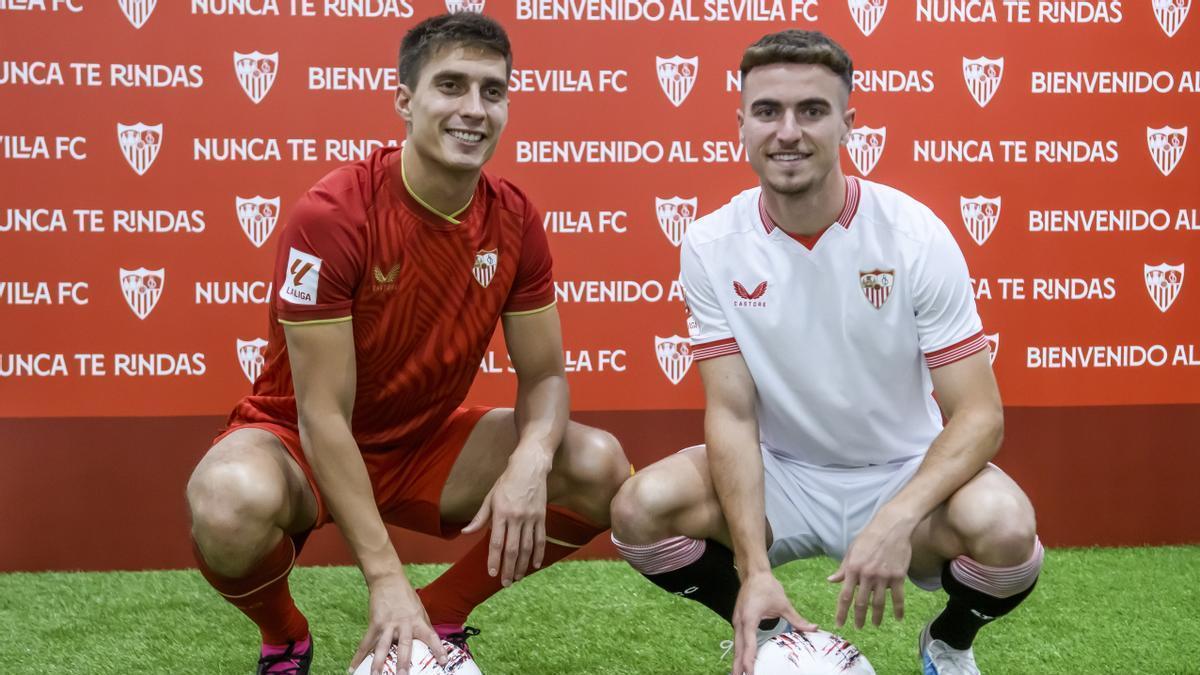 Federico Gattoni posa junto a Adrià Pedrosa en su fichaje por el Sevilla FC.