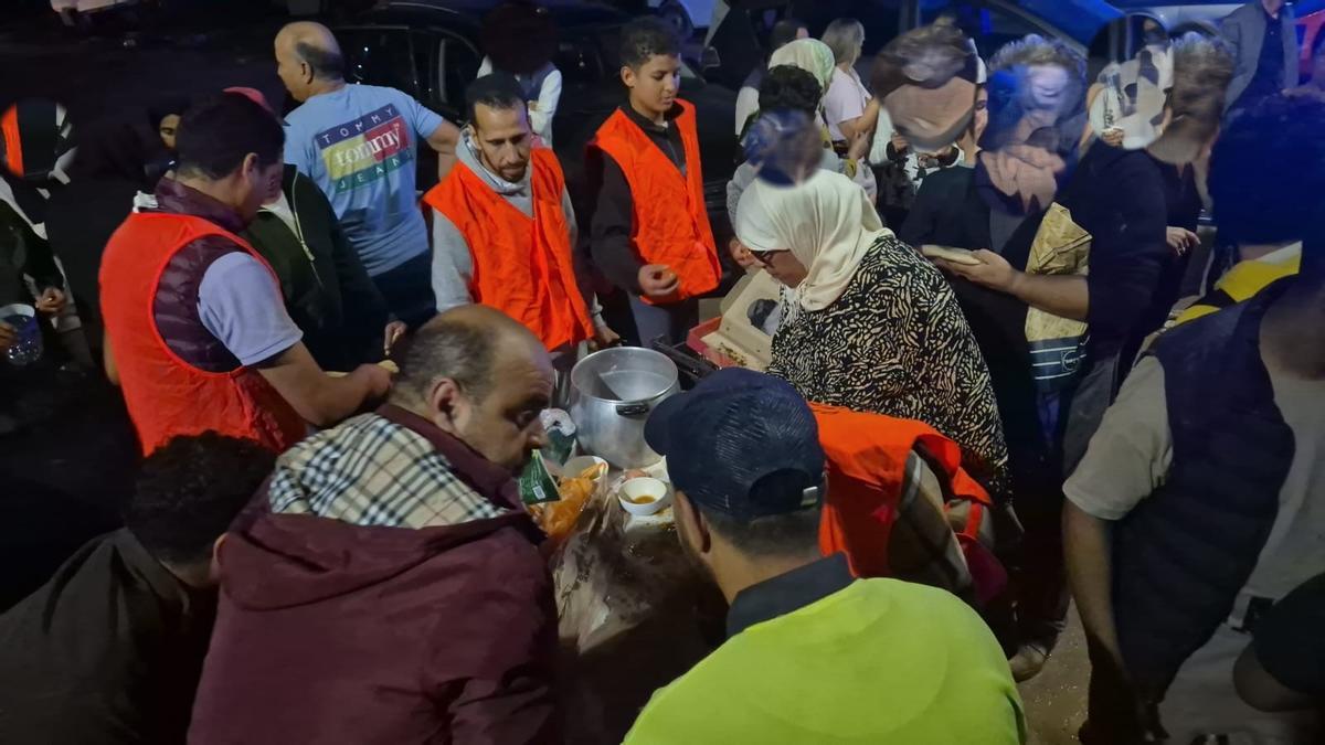 El Centro Cultural Islámico de Alzira repartiendo comida en Algemesí tras la DANA.