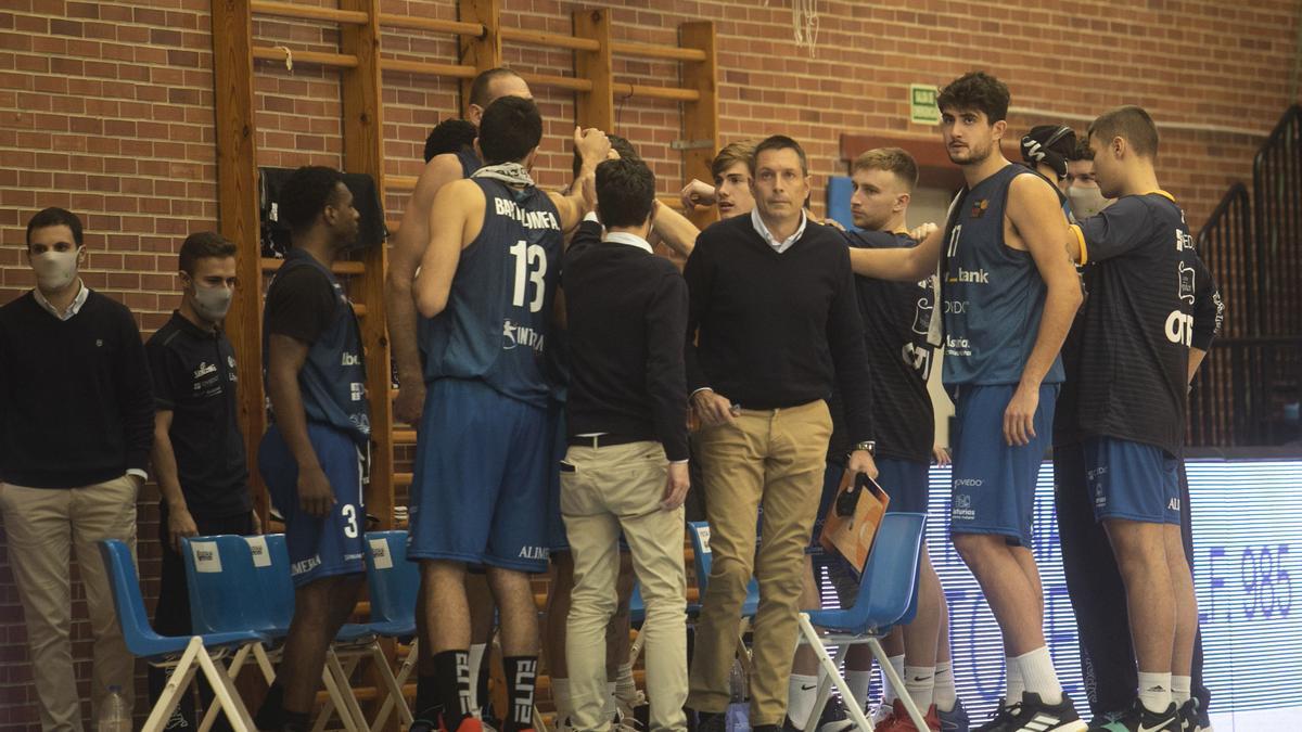 Los jugadores del Liberbank Oviedo, durante un tiempo muerto en un partido en Pumarín.