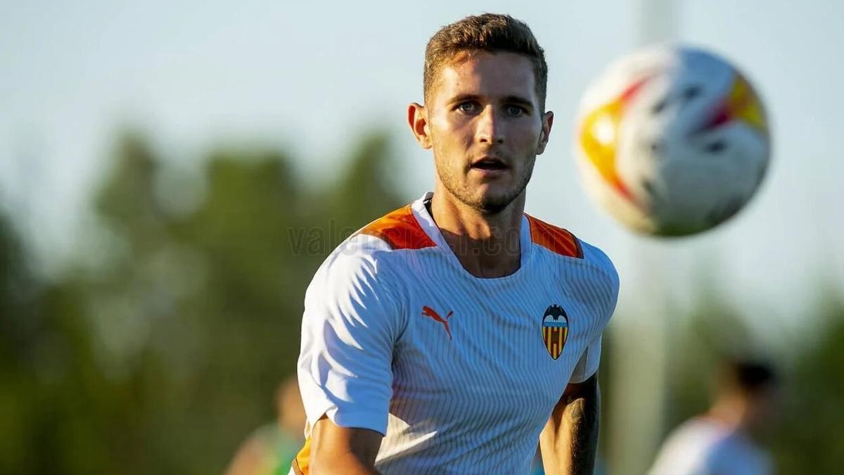 Jorge Sáenz ejercItándose con el Valencia CF