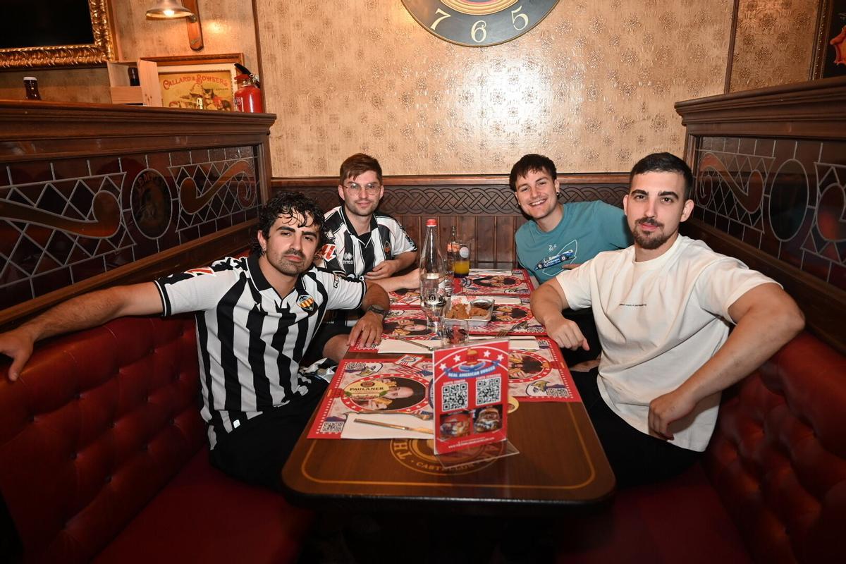 Los aficionados del CD Castellón siguen el partido contra el Almería en los bares de la ciudad