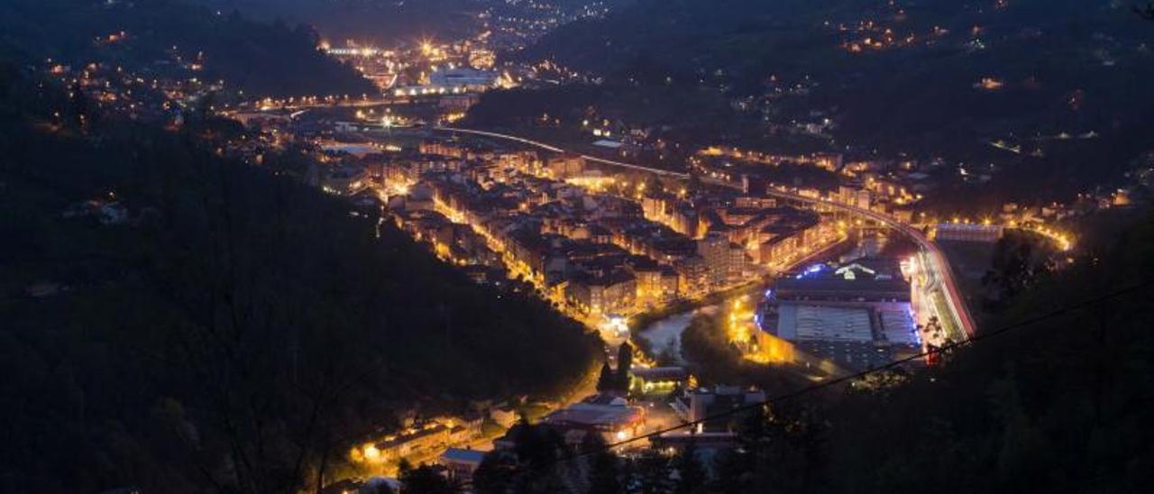 Imagen nocturna del valle del Nalón, con El Entrego en primer término, y Langreo al fondo. | Miki López