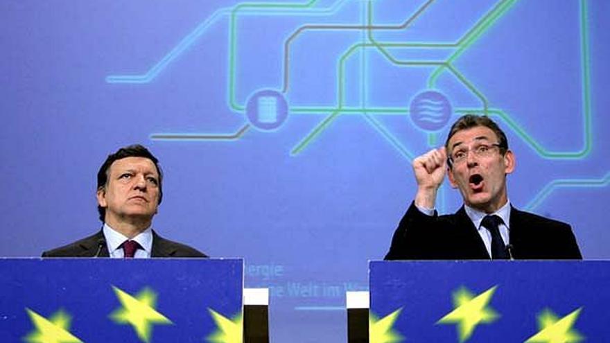 El comisario europeo para la Energía, el letón Andris Pielbags (d) junto al presidente de la Comisión Europea, José Manuel Durao Barroso