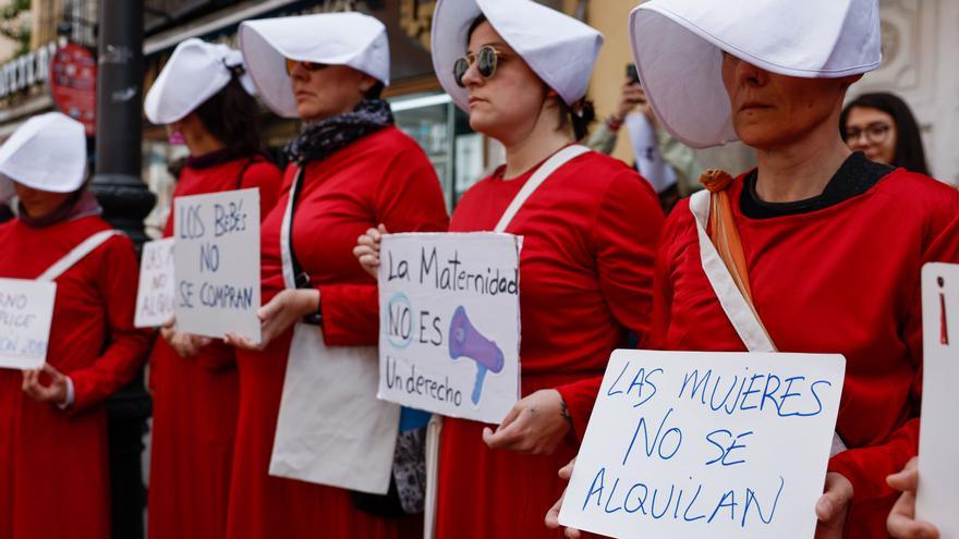 Protesta contra la gestación subrogada ante el ministerio de Justicia