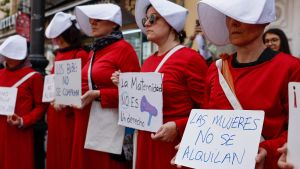 -FOTODELDIA- MADRID, 22/04/2023.- Unas mujeres con disfraces de la serie de televisión El cuento de la criada se manifiestan en contra de la gestación subrogada este sábado frente al ministerio de Justicia en Madrid. EFE/ Sergio Pérez