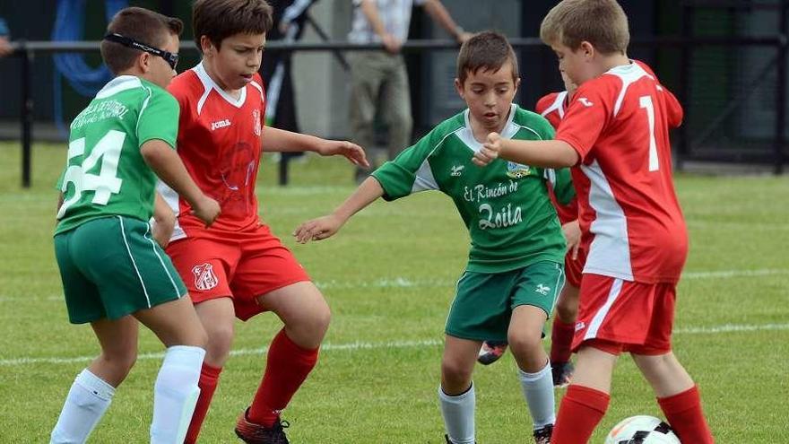 Una de las jugadas de los alevines ayer en A Seca. // Rafa Vázquez