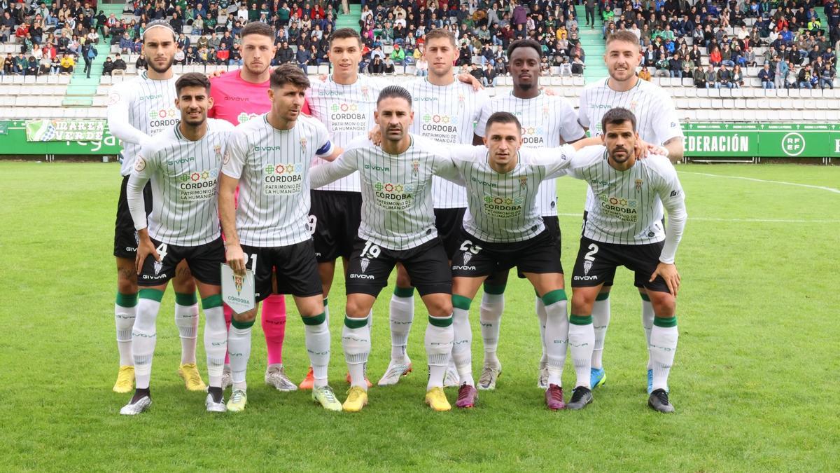 Equipo titular del Córdoba CF que se enfrentó al Racing de Ferrol en A Malata, este sábado.