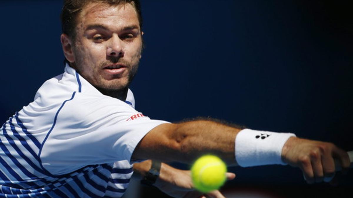 El suizo Stanislas Wawrinka en acción ante el japonés Kei Nishikori durante el partido de cuartos de final del Abierto de Australia de tenis en Melbourne (Australia). 