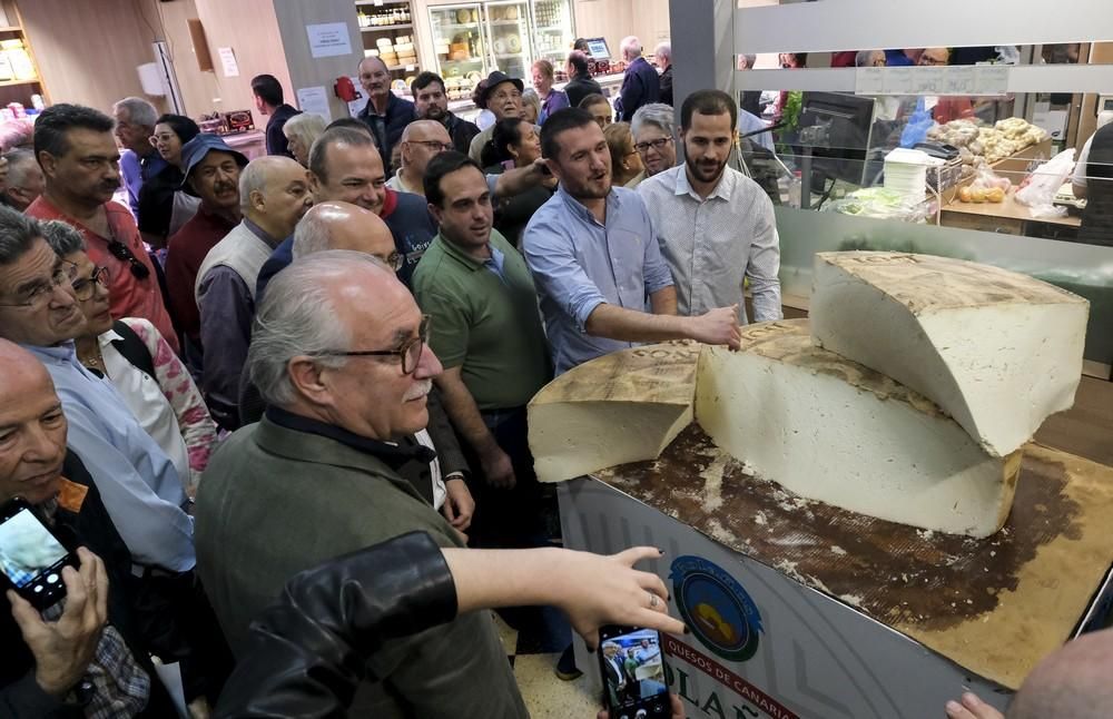 Bolaños corta un queso de su marca de 135 kilos en el Mercado Central