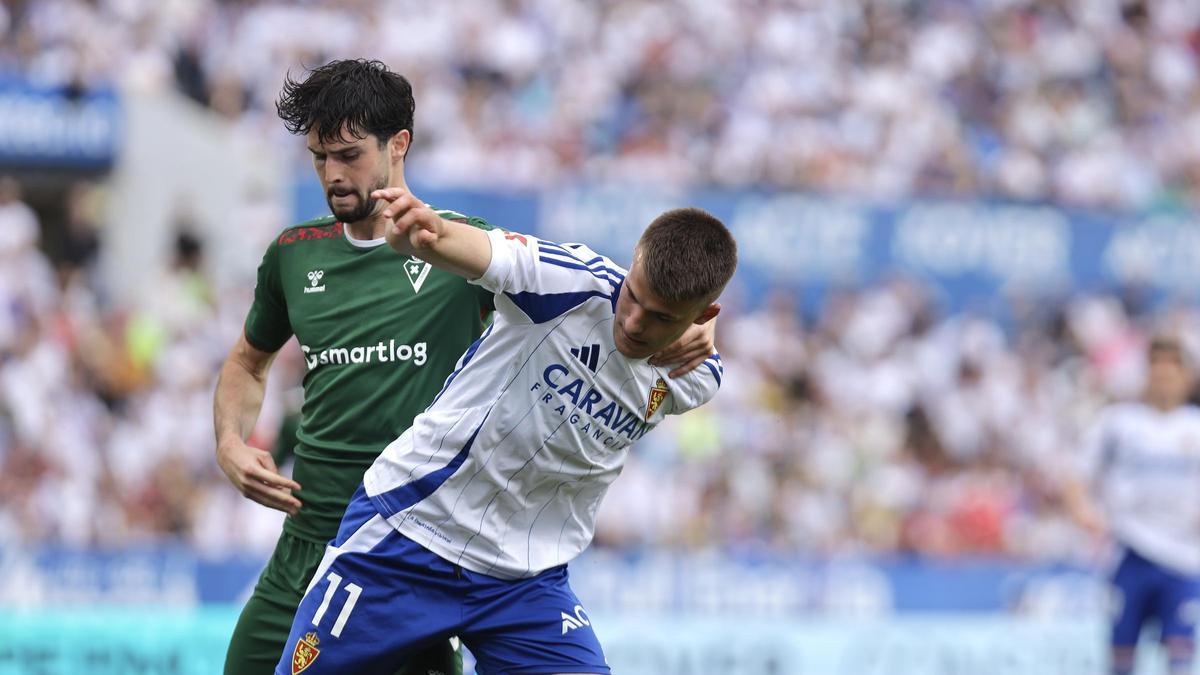 Bazdar pugna con Cubero en el duelo ante el Eibar del pasado sábado.