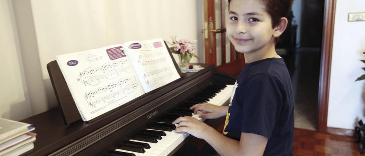 Javi, practicando con el piano en casa de su profesora. // Adrián Irago