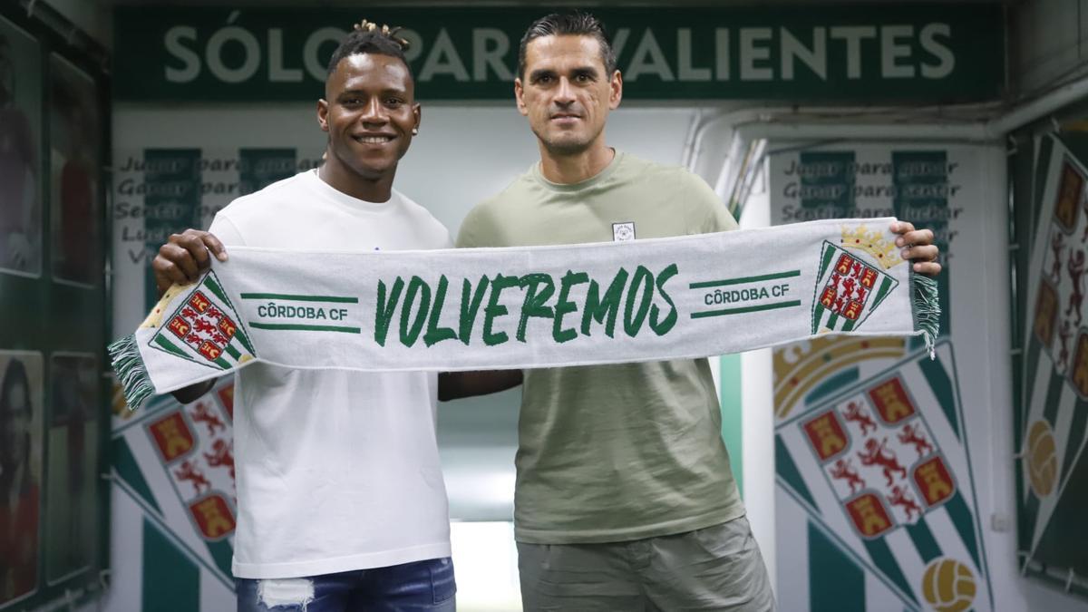 Cedric Teguia y Juanito, durante la presentación del atacante como blanquiverde.