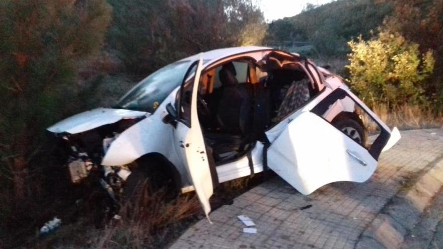 El vehicle accidentat ha quedat destrossat.